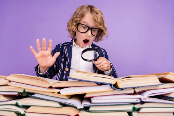 Ritratto di scolaro stupito di tendenza lettura pile libro utilizzando loop isolato su viola viola colore sfondo — Foto Stock