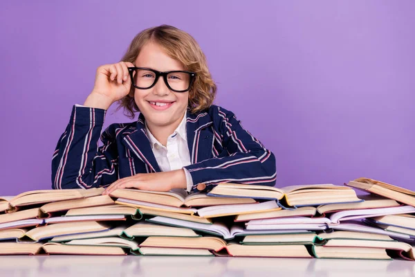 Ritratto di attraente allegro scolaro lettura pile libro toccando specifiche isolate su viola viola colore sfondo — Foto Stock