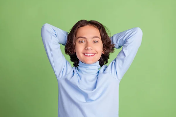 Porträt von attraktiven fröhlichen braunhaarigen Jungen ruht Harmonie gute Laune isoliert über leuchtend grünen Farbhintergrund — Stockfoto