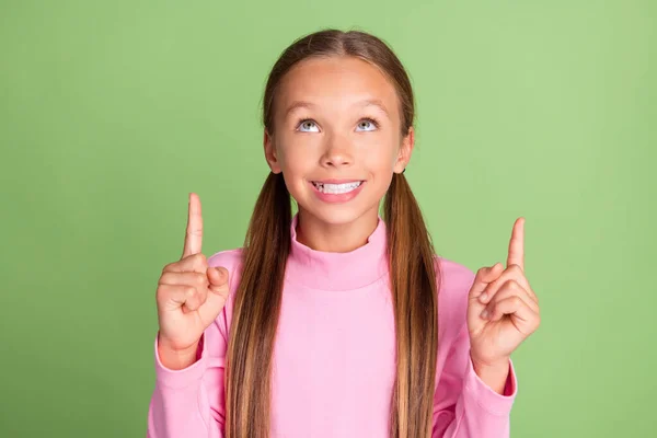 Πορτρέτο της ελκυστικής χαρούμενο κορίτσι που εμφανίζονται αντίγραφο χώρο αγγελία απομονωμένη πάνω από φωτεινό πράσινο χρώμα φόντο — Φωτογραφία Αρχείου