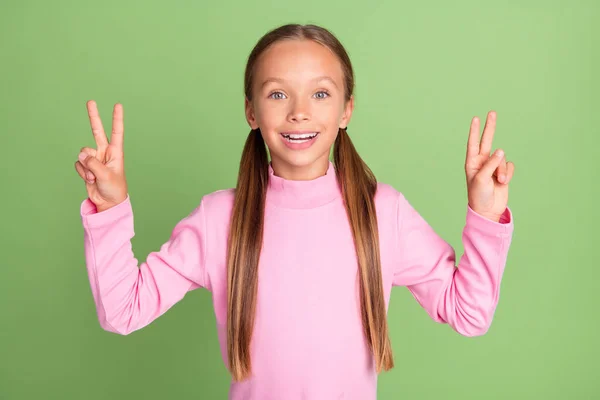 Retrato de menina alegre atraente mostrando duplo v-sinal bom humor isolado sobre fundo de cor verde brilhante — Fotografia de Stock