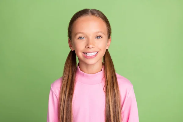 Foto de feliz encantador alegre menina sorriso bom humor roupas casuais isolado no fundo de cor vermelha — Fotografia de Stock