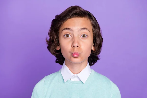 Foto de impressionado flerte escola menino desgaste turquesa suéter lábios bebido enviando-lhe beijo isolado cor violeta fundo — Fotografia de Stock