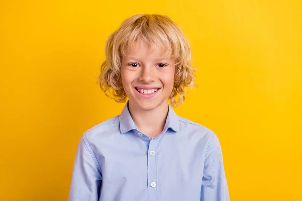 Foto de menino pequeno funky desgaste camisa azul isolado no fundo de cor amarela — Fotografia de Stock