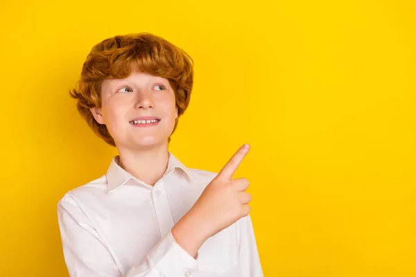 웃는 어린 남학생의 사진 손가락 끝에 노란색 배경에 분리 된 복사 공간 광고 프로모션 — 스톡 사진