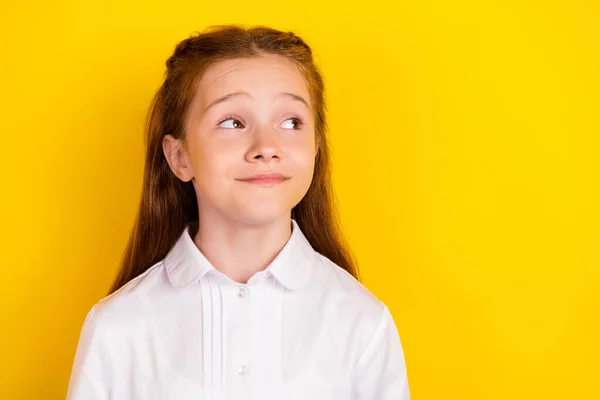 Foto de feliz positiva calma pacífica estudante olhar copyspace pensamento isolado no fundo de cor amarela — Fotografia de Stock