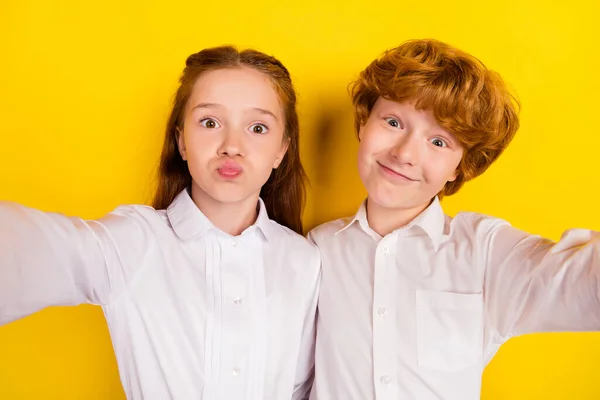 Portrét dvou funky dobrou náladu nejlepší přátelé žáci vzít selfie vrátit do školy izolované na žlutém pozadí — Stock fotografie