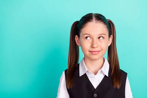 Foto retrato menina com caudas sorrindo em uniforme olhando copyspace isolado fundo cor pastel teal — Fotografia de Stock