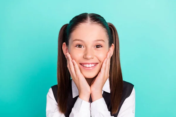 Foto retrato menina sorrindo feliz espantado tocando bochecha isolado pastel teal cor fundo — Fotografia de Stock