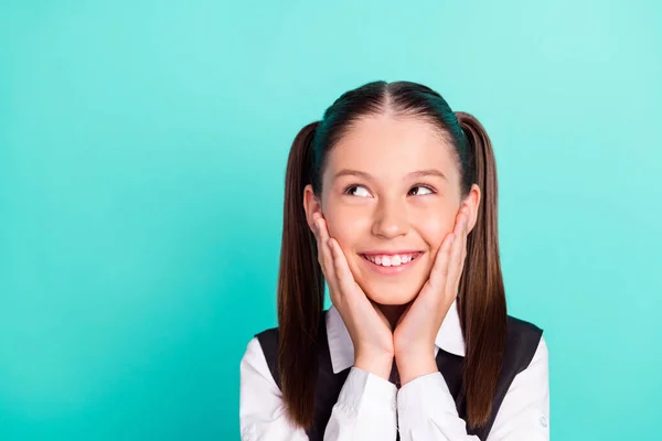 Φωτογραφία πορτρέτο κοριτσάκι χαμογελώντας ευτυχής έκπληκτος συγκινητικό μάγουλο αναζητούν κενό χώρο απομονωμένο παστέλ φόντο teal χρώμα — Φωτογραφία Αρχείου