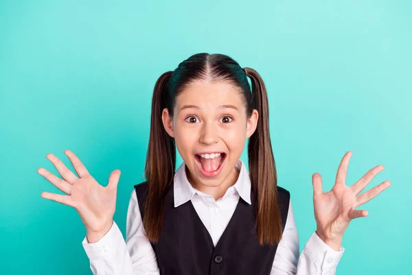 Φωτογραφία πορτρέτο κοριτσάκι φωνάζοντας έκπληκτος τρελό σε στολή απομονωμένη παστέλ φόντο teal χρώμα — Φωτογραφία Αρχείου