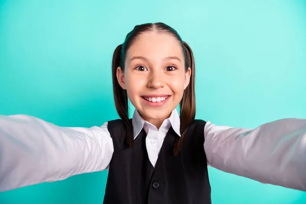 Foto retrato niña en uniforme sonriente tomando selfie aislado pastel verde azulado color fondo —  Fotos de Stock