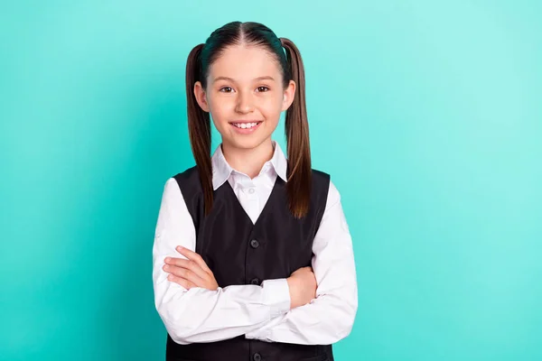 Foto retrato menina em uniforme sorrindo com as mãos cruzadas isolado pastel teal cor fundo — Fotografia de Stock