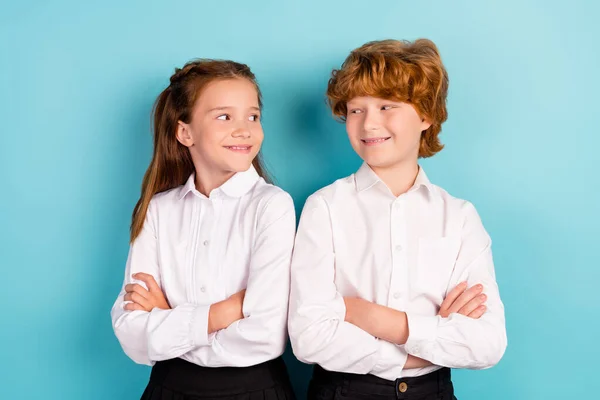 Портрет двух привлекательных веселый контент дети сложили руки изолированы на ярком синем фоне цвета — стоковое фото