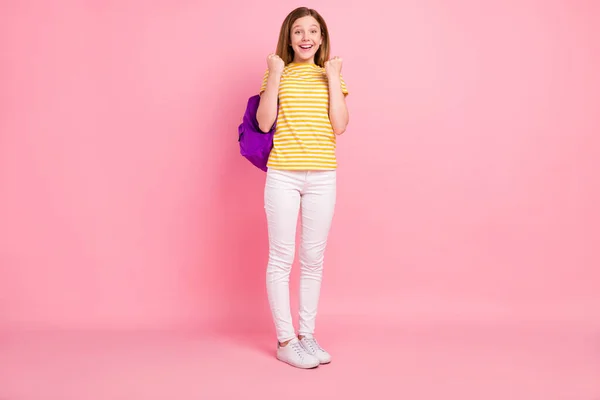 승리를 축하하는 흥분 한 사랑 스런 소녀의 사진노란 줄무늬 티셔츠외진 핑크 색 배경 옷 — 스톡 사진