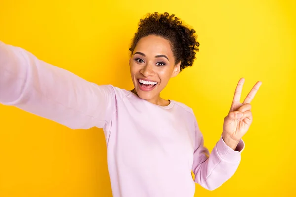 행복 한 젊은 검은 피부 긍정적 인 여자의 사진노란 배경에 고립 셀피 v-sign 만들기 — 스톡 사진