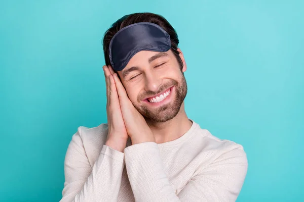 Foto de joven hombre alegre feliz sonrisa positiva manos toque mejilla sueño comodidad acogedor aislado sobre fondo de color turquesa — Foto de Stock