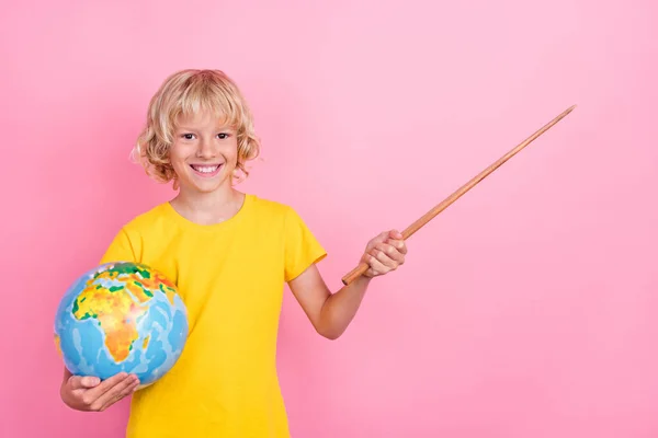 Zdjęcie młodego chłopca szkoły szczęśliwy pozytywny uśmiech lekcja odpowiedź geografia punkt trzymać puste miejsce izolowane nad różowy kolor tła — Zdjęcie stockowe