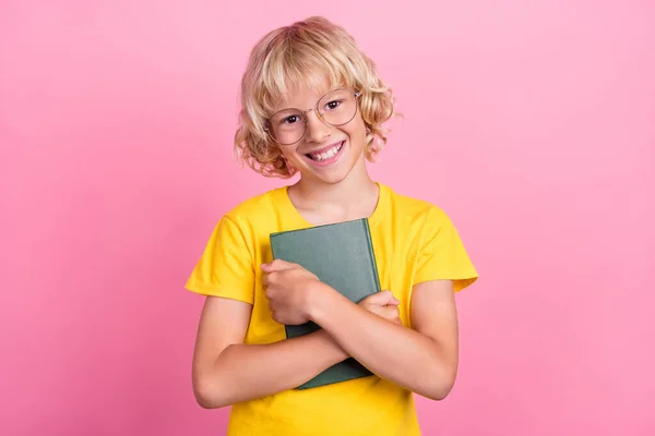 Foto di giovane allegro ragazzo della scuola felice sorriso positivo abbraccio coccole libro studio isolato su sfondo di colore rosa — Foto Stock