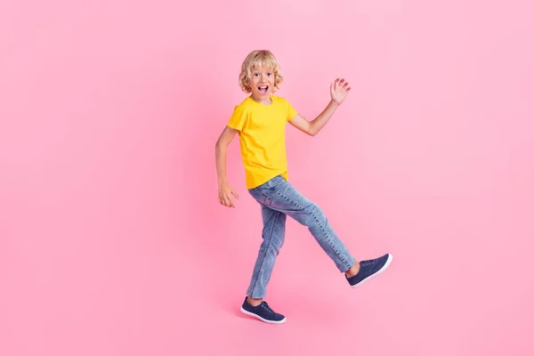 Profilul complet al profilului lateral al tânărului băiat entuziasmat zâmbet pozitiv fericit merge pas izolat peste fundal de culoare roz — Fotografie, imagine de stoc