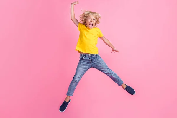 若い興奮した小さな男の子の完全な長さの写真幸せな正の笑顔ジャンプアップ大声でピンク色の背景に孤立 — ストック写真