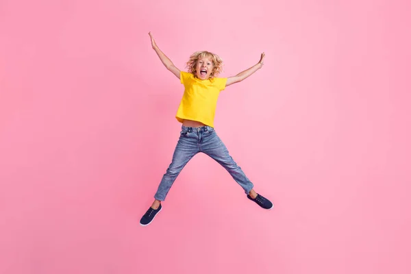 Фотографія повного тіла молодого веселого маленького хлопчика щасливого позитивного посмішкового джемпера ізольованого на рожевому кольоровому фоні — стокове фото