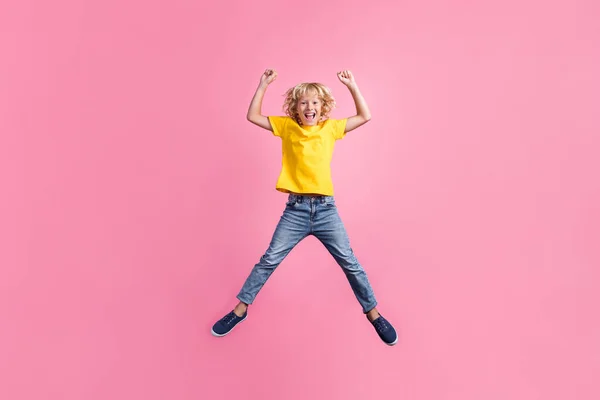 Foto in voller Größe von kleinen Jungen glücklich positive Lächeln Pullover freuen sich glücklich Erfolg isoliert über rosa Farbe Hintergrund — Stockfoto