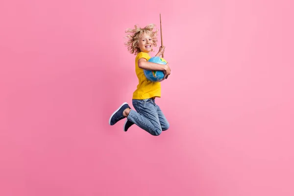 全身プロフィール写真の若い男の子幸せな正の笑顔ジャンプレッスン研究地球孤立上ピンク色の背景 — ストック写真