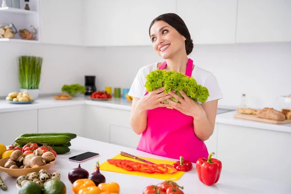 Фото фанк-брюнетки молода леді носить фартух тримає салат готувати з дому за столом кухні — стокове фото