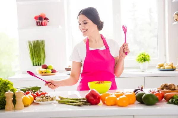 Foto ritratto donna in grembiule cucina sorridente piatto vegetariano ballare con cucchiai — Foto Stock