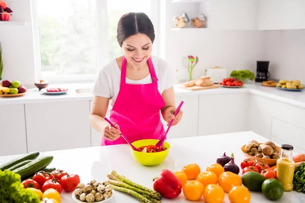 Bin yıllık güzel esmer bayanın fotoğrafı. Evdeki mutfaktan önlük aşçı salatası giy. — Stok fotoğraf