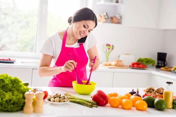 Foto ritratto donna in grembiule cucina sorridente piatto vegetariano parlando sul cellulare — Foto Stock