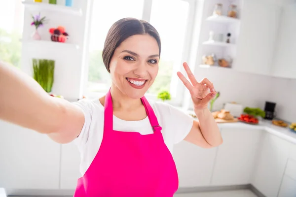 Foto van zoete brunette jonge dame doen selfie show v-teken dragen schort kok salade van thuis uit aan tafel keuken — Stockfoto