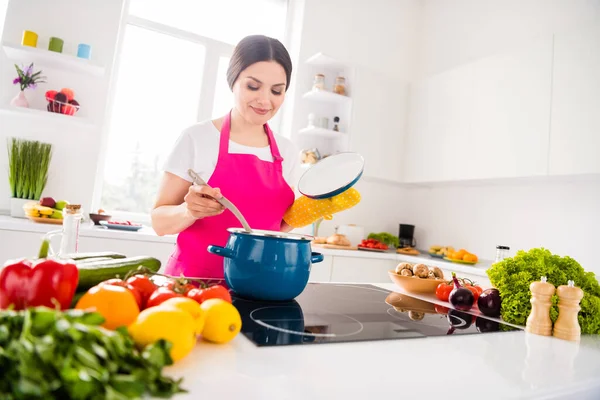 Foto di dolce donna matura lucida vestita rosa grembiule sorridente cottura bollente zuppa di pomodoro in casa — Foto Stock