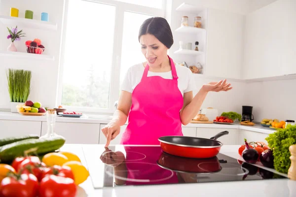 Zdjęcie nieszczęśliwy zdenerwowany dojrzała kobieta ubrana różowy fartuch gotowanie szczęście nie lubi brudne kuchenka w domu dom pokój — Zdjęcie stockowe