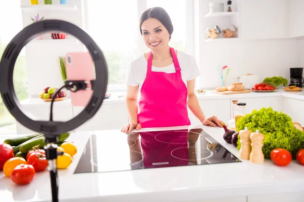 Фото чарівної зрілої щасливої жінки запис відео рецепт їжі транслюється в приміщенні всередині домашньої кухні — стокове фото