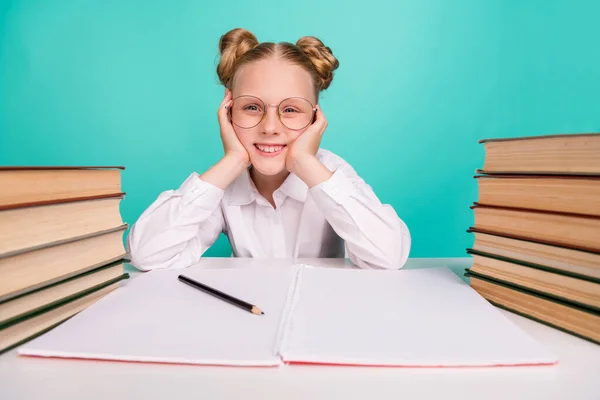 Foto von freundlichen kleinen Mädchen Hände Gesicht tragen weißes Hemd Brille isoliert auf Krickente Hintergrund — Stockfoto