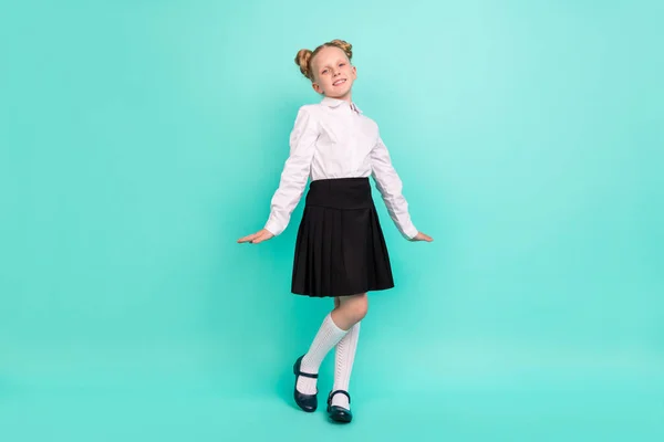 Foto de comprimento total de menina tímida desgaste branco camisa saia meias sapatos isolados no fundo teal — Fotografia de Stock