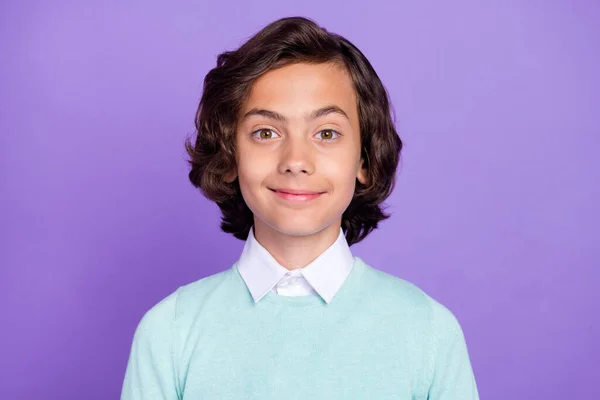 Фото досить чарівного шкільного хлопчика, який носить сльозогінний пуловер, усміхаючись, ізольований фіолетовий кольоровий фон — стокове фото