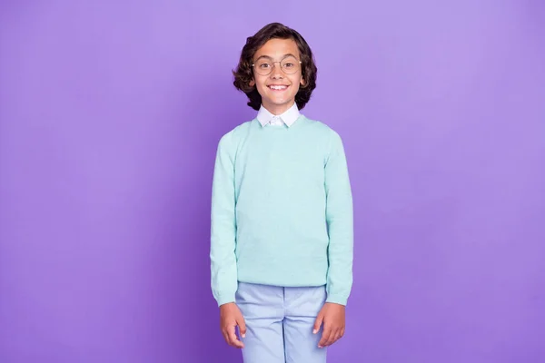 Foto de pequeño niño moreno agradable usar gafas de suéter azul aislado sobre fondo púrpura — Foto de Stock