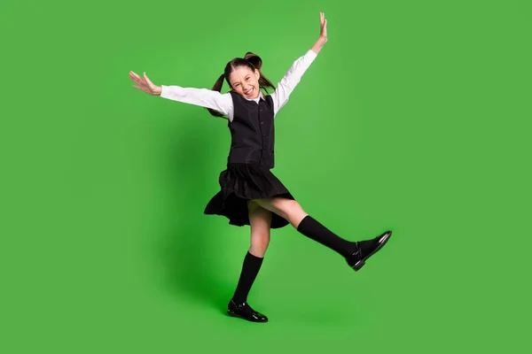 Full längd kroppsstorlek bild av attraktiv glad flicka dans har kul isolerad över ljusgrön färg bakgrund — Stockfoto