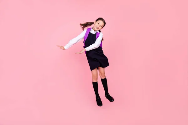 Pleine longueur corps taille photo écolière sautant montrant la taille isolé pastel fond de couleur rose — Photo