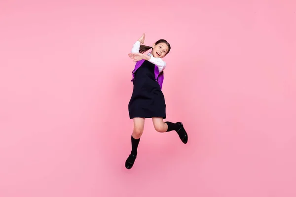 Full längd kropp storlek foto skolflicka hoppa med ryggsäck höja hand isolerad pastell rosa färg bakgrund — Stockfoto