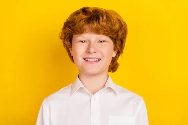 Retrato de jovem bonito bonito bonito bonito menino de primeira série desgaste escola uniforme isolado no fundo de cor amarela — Fotografia de Stock