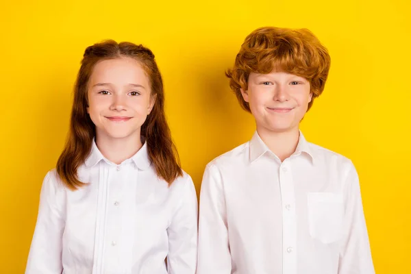 Foto de jóvenes encantadores y sonrientes alumnos de primer grado van a la escuela 1-septiembre aislados sobre fondo de color amarillo — Foto de Stock