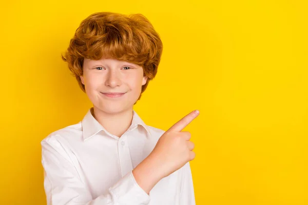 Portrait de jeune charmant garçon sourire point copyspace ad recommander isolé sur fond de couleur jaune — Photo