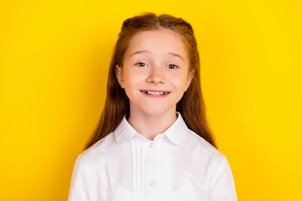 Πορτρέτο της νεαρής όμορφης χαμογελαστή θετική μαθήτρια πάει πίσω στο σχολείο πρώτη μέρα απομονώνονται σε κίτρινο χρώμα φόντο — Φωτογραφία Αρχείου