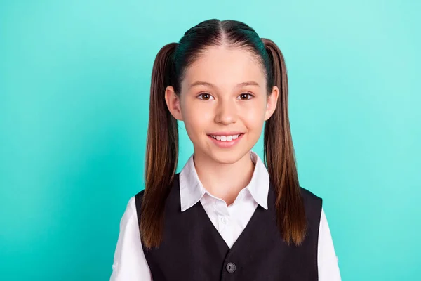 Foto retrato menina com caudas sorrindo em uniforme com duas caudas isolado fundo cor pastel teal — Fotografia de Stock