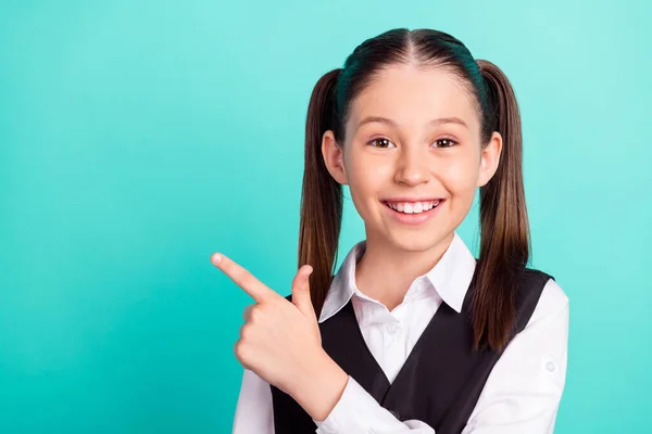 Φωτογραφία πορτρέτο κοριτσάκι με στολή που δείχνει copyspace δάχτυλο απομονωμένο παστέλ τυρκουάζ φόντο χρώμα — Φωτογραφία Αρχείου