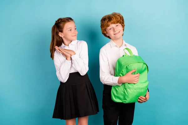 밝은 청색 배경 위에 따로 떨어져 수업을 준비하기 위해 가방을 들고 있는 두 명의 매력적 인 명랑 한 친구의 모습 — 스톡 사진